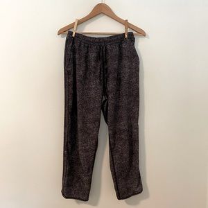 Lululemon lightweight 3/4 length pants size 6